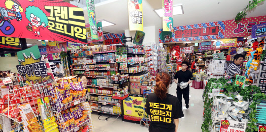 27일 서울 삼성동 스타필드 코엑스몰에 들어선 이마트의 종합잡화점 '삐에로쑈핑' 내부 <이마트 제공>